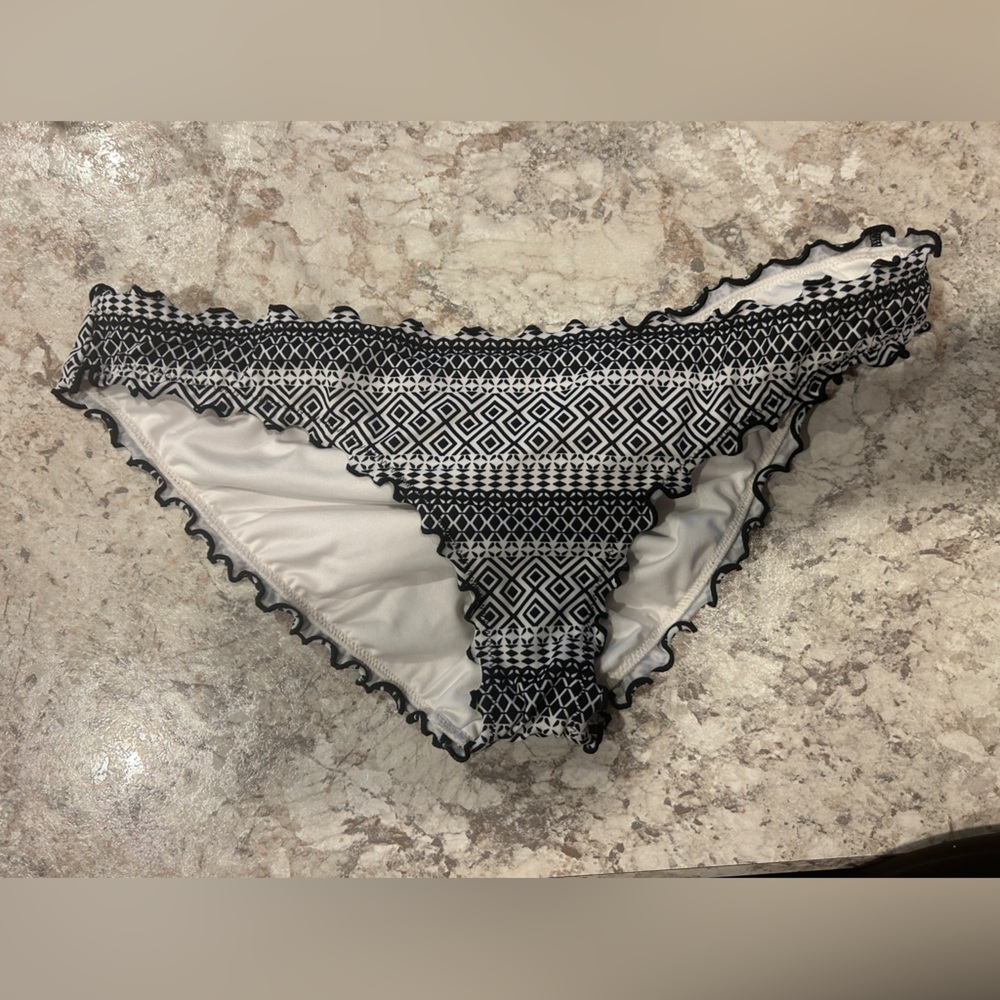 Victoria’s Secret Ruched Ruffle Black and White Aztec Bikini Bottom Medium